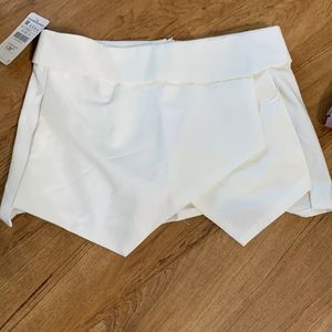 White shorts/shirt style